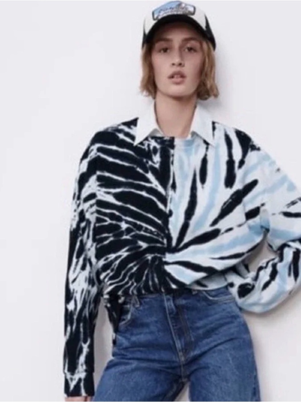 Zara relaxed crewneck sweatshirt split black-and-white swirl tie-dye pattern Sm